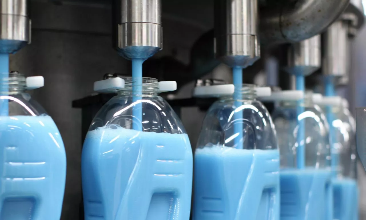 Produkcja płynnych detergentów w zakładzie Henkel w Düsseldorfie (Henkel)