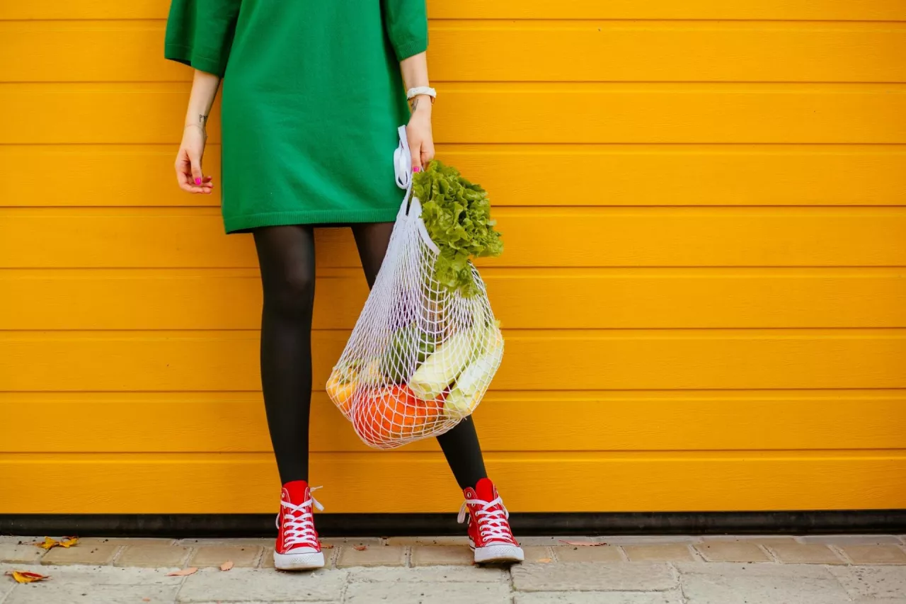 Dla konsumentów coraz ważniejsze są kwestie związane z wpływem tego, co kupują, na środowisko naturalne (fot. Shutterstock)