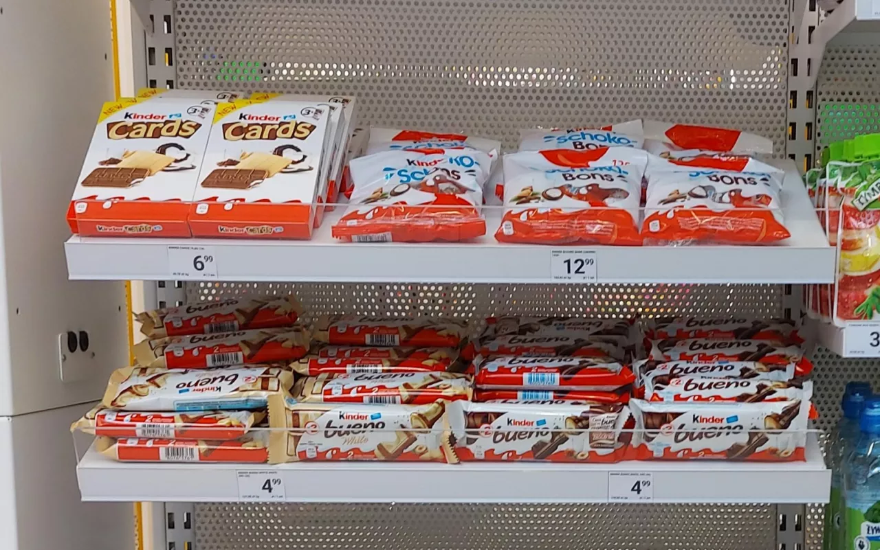 Produkty Kinder na półce (wiadomoscihandlowe.pl)
