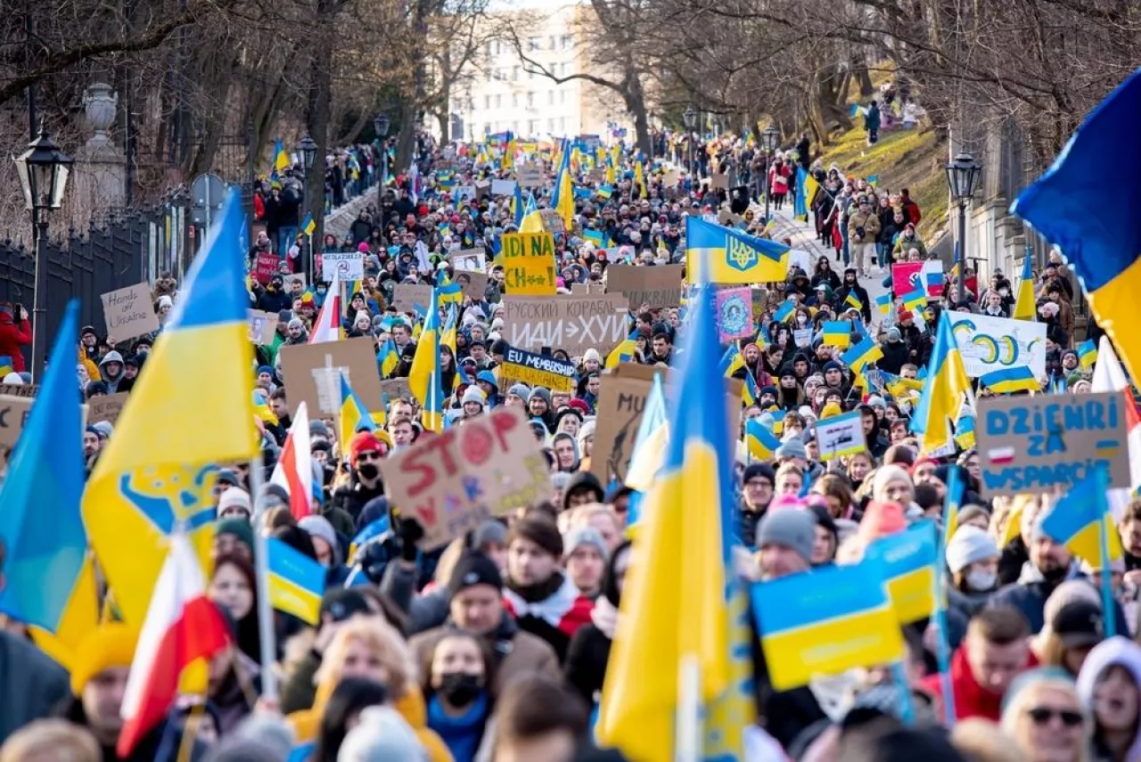 Warszawa, 26 lutego 2022. Protest przeciwko wojnie na Ukrainie i inwazji Rosji (Shutterstock)