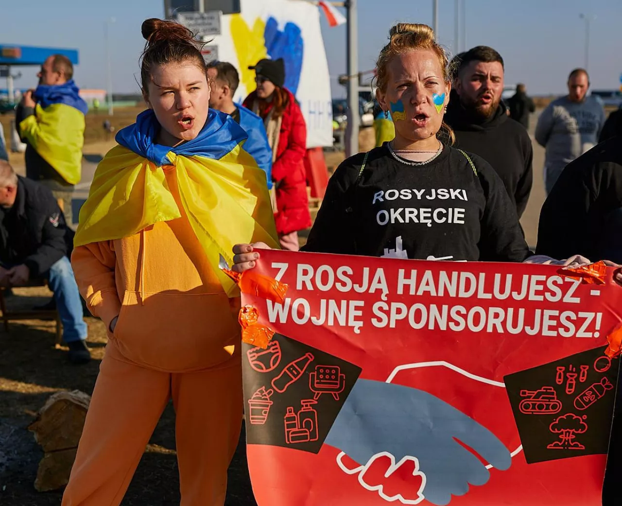 Aktywiści protestujący przeciw firmom, które nie wycofały się z Rosji (Źródło: Facebook / Euromaidan-Warszawa)