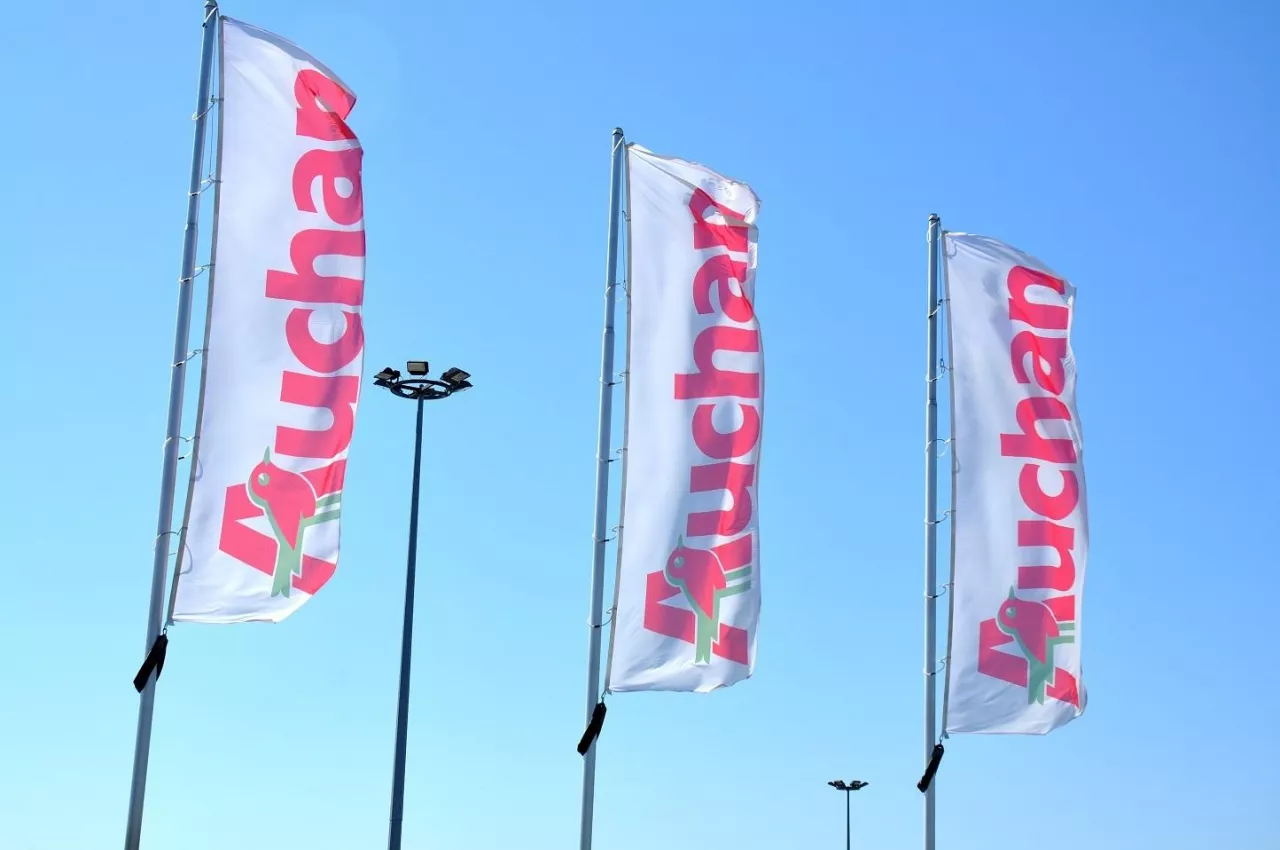 Auchan to jedna z sieci bojkotowanych przez część Polaków (fot. Gold Picture / Shutterstock.com)
