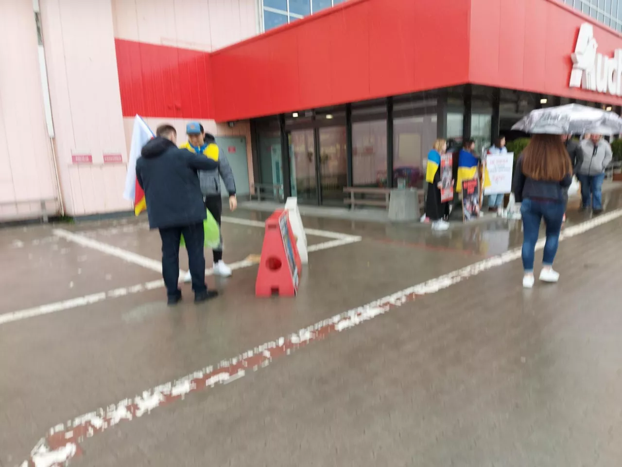 Pikieta przed Auchan (wiadomoscihandlowe.pl)