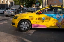 Na zdj. samochód kurierski firmy Yandex.Lavka (fot. Julia Ar / Shutterstock.com)
