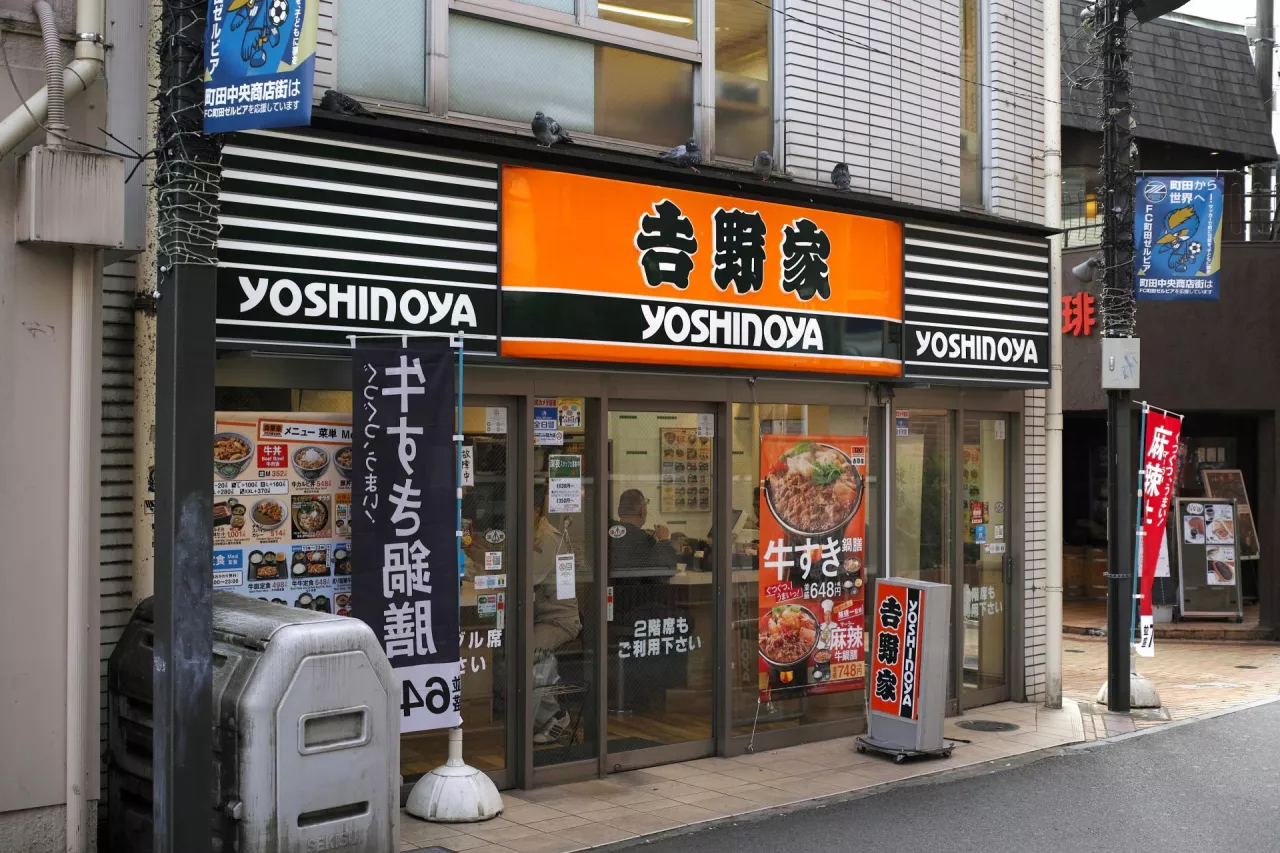 Restauracja sieci Yoshinoya (Shutterstock)