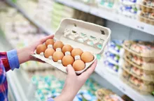 Z półek w sklepach będą znikać jaja z chowu klatkowego (Shutterstock)