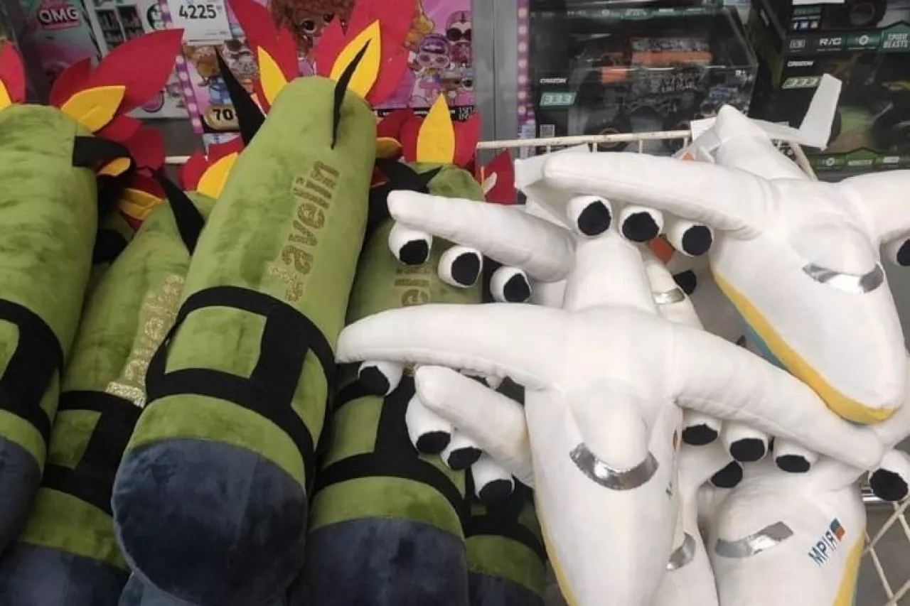 Pluszowe zabawki w kształcie pocisków przeciwpancernych Javelin i samolotu Mrija robią furorę w Ukrainie (Twitter)