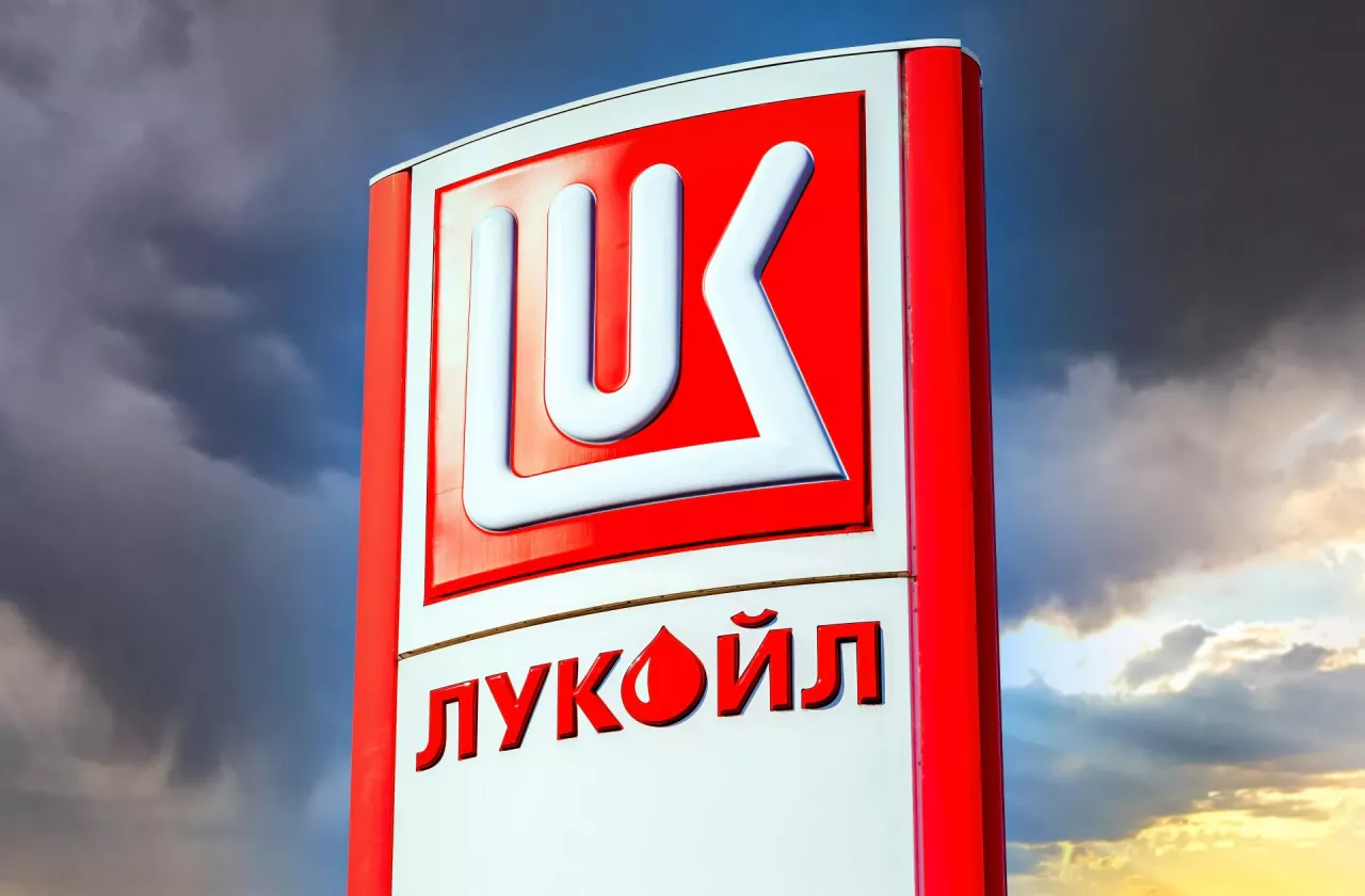 Prezes firmy Lukoil (drugiego co do wielkości producent ropy naftowej w Rosji) podał się do dymisji (shutterstock.com)