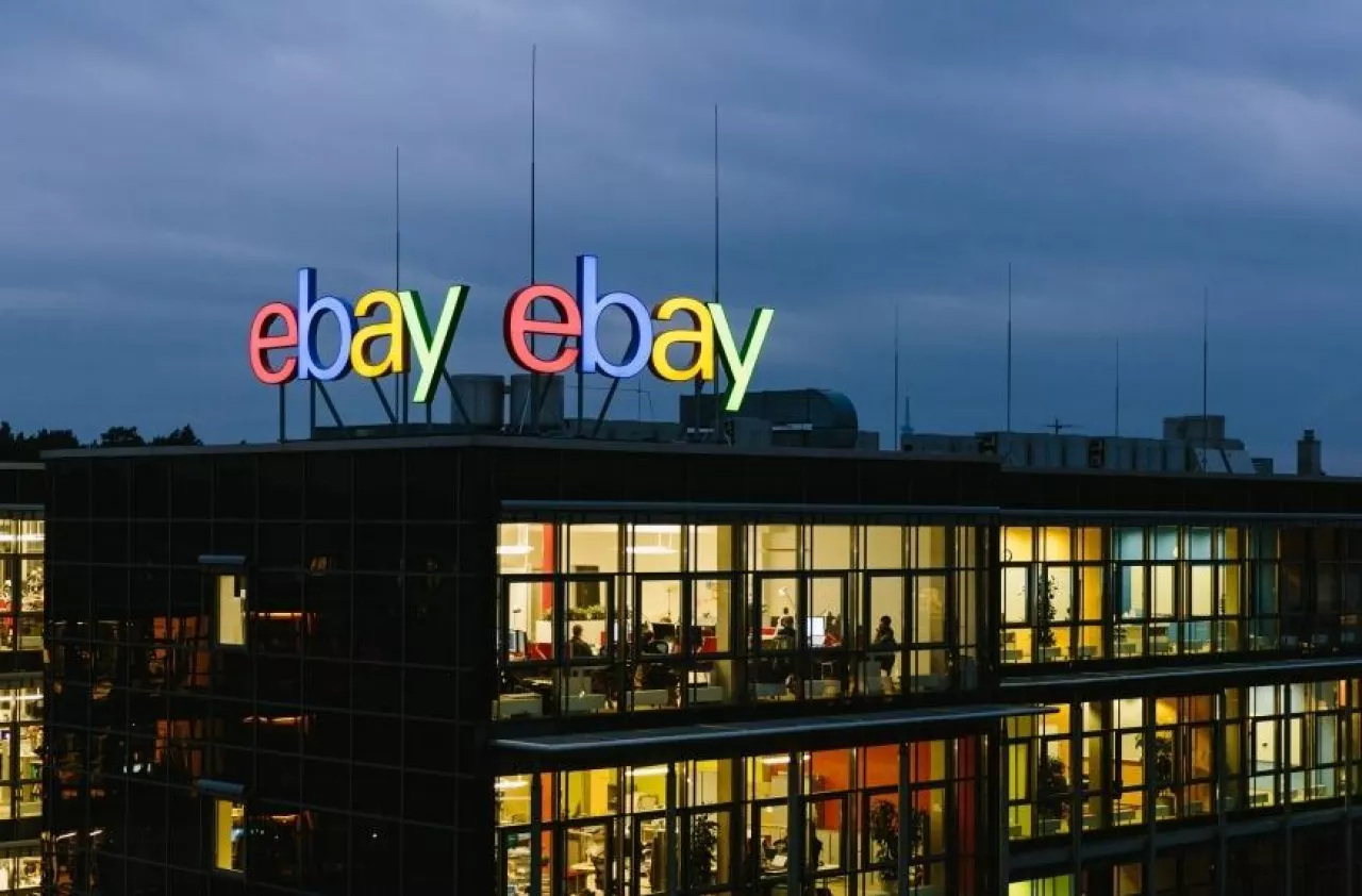 eBay uruchamia platformę, na której będzie sprzedawał niedoskonałe ubrania i buty znanych w cenach do 60 proc. niższych od standardowych (fot. materiały prasowe)