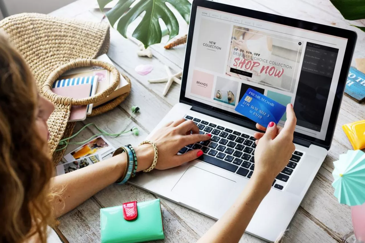Dla najmłodszych konsumentów kanał e-commerce jest naturalnym pierwszym wyborem (Shutterstock)