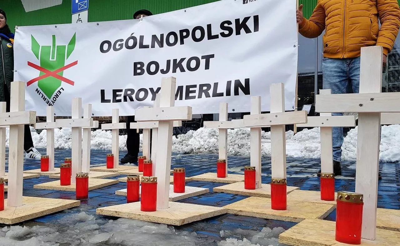 30 kwietnia OBLM organizuje kolejną akcję protestacyjną przed sklepami Auchan i Leroy Merlin st przed sklepem Leroy Merlin (Ogólnopolski Bojkot Leroy Merlin)