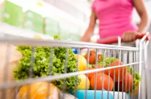 Owoce i warzywa w wózku zakupowym (fot. Shutterstock)