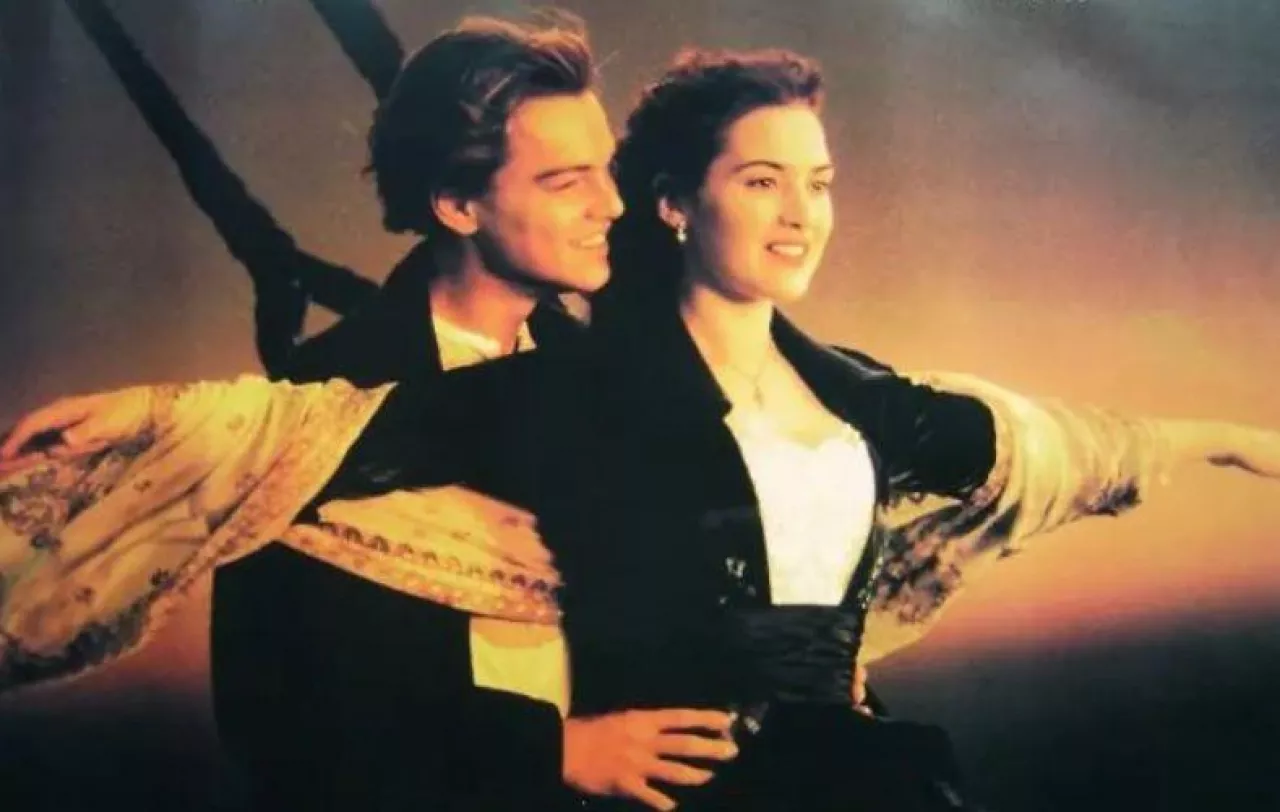 Plakat kinowy z filmu Titanic z Leonardo Dicaprio i Kate Winslet (todocoleccion.net)