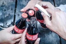 Coca-Cola odnotowuje wzrost sprzedaży (Shutterstock)