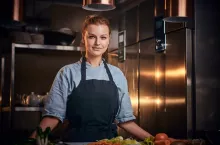 Z badań ARC Rynek i Opinia wynika, że tylko 13 proc. Polaków wie co oznacza określenie dark kitchen. Znacznie więcej chce jednak z tego konceptu korzystać (Shutterstock.com)