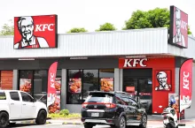 Na zdj. lokal sieci KFC (fot. Patcharaporn Puttipon2465 / Shutterstock)