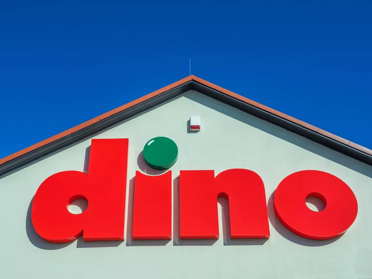 Na zdj. sklep Dino w Niechorzu (fot. Anna_plucinska / Shutterstock)