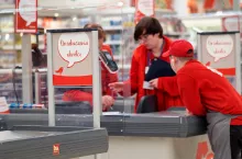 Pracownicy sieci Auchan (fot. Łukasz Rawa/wiadomoscihandlowe.pl)