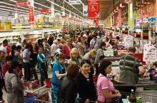 Na zdj. tłumy klientów w hipermarkecie Auchan w Moskwie (fot. zhykova / Shutterstock)