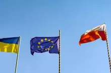Flagi Ukrainy, UE i Polski (Shutterstock)