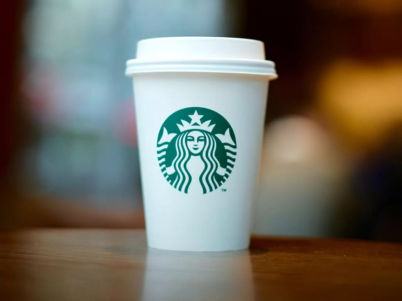 Starbucks wycofuje się z rosyjskiego rynku (fot. Ricko Pan/Unsplash)