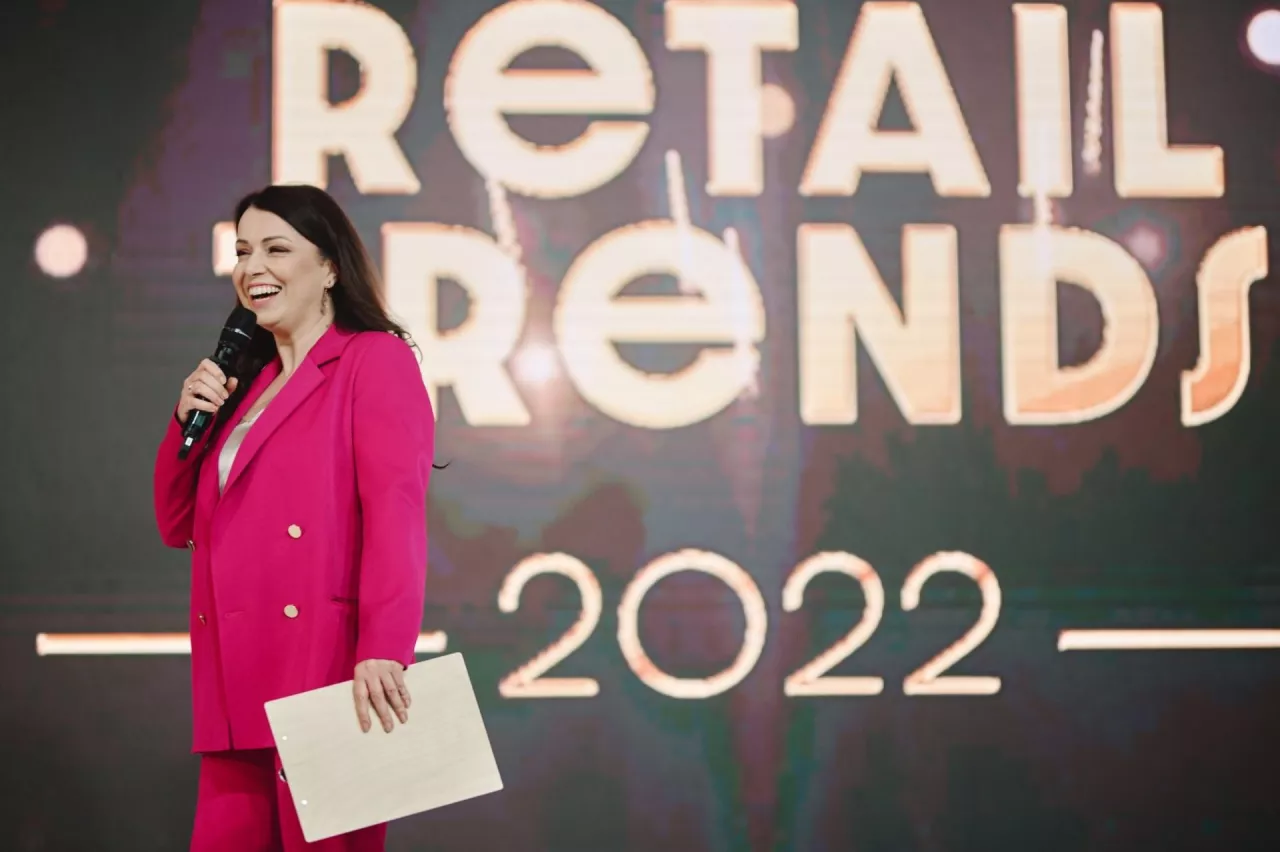 Katarzyna Pakosińska, prowadząca galę wręczenia nagród podczas kongresu Retail Trends 2022 (fot. wiadomoscihandlowe.pl)