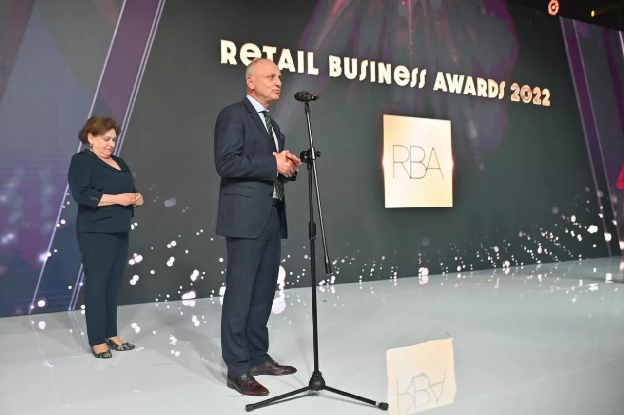 Nagrody Retail Business Awards 2022 wręczyli: dr Adam Koziolek, prezes Wydawnictwa Gospodarczego i dr Grażyna Majcher–Magdziak, współzałożycielka Business Centre Club (fot. wiadomoscihandlowe.pl)