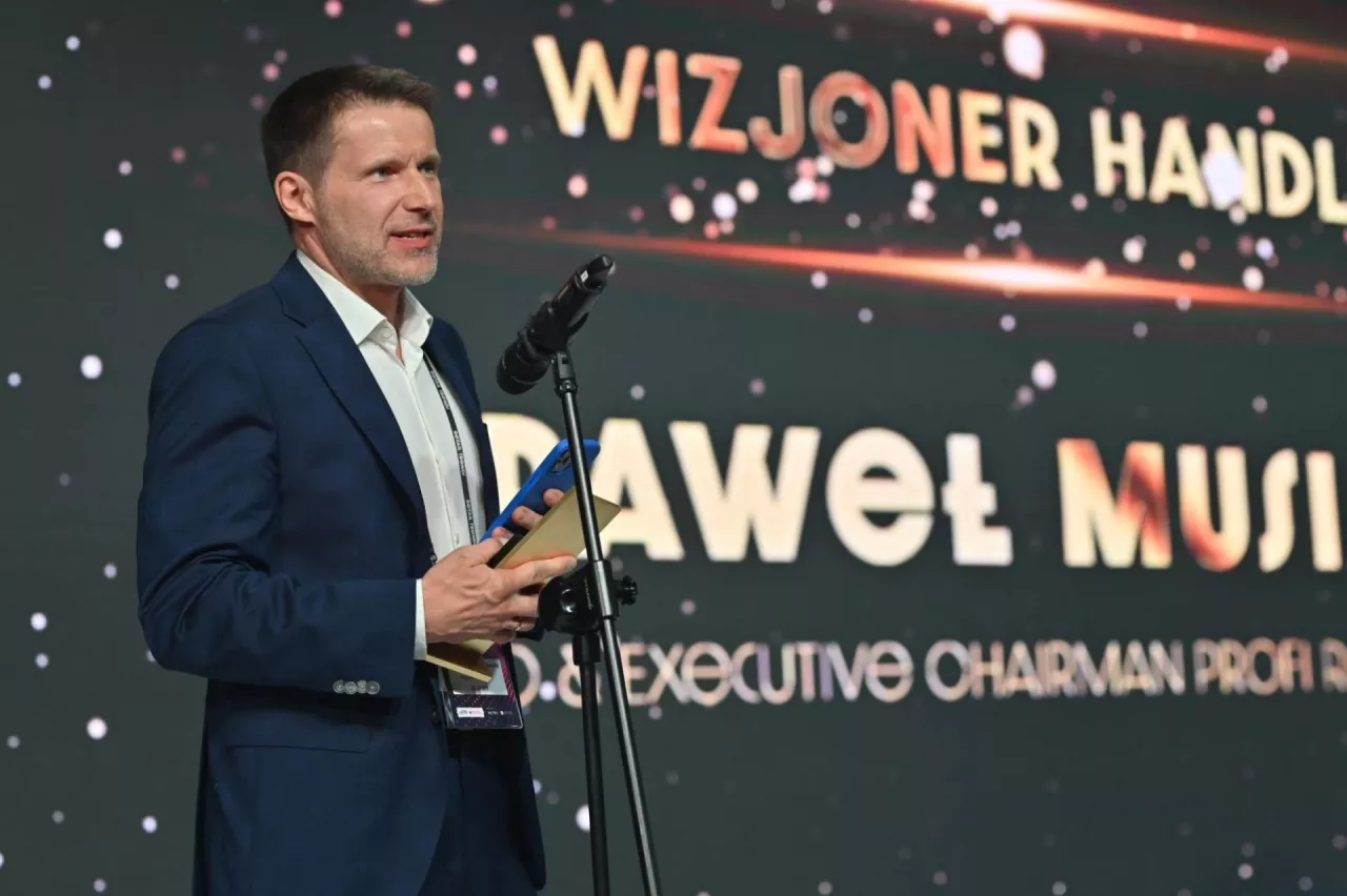 Nagrody Retail Business Awards 2022 wręczyli: dr Adam Koziolek, prezes Wydawnictwa Gospodarczego i dr Grażyna Majcher–Magdziak, współzałożycielka Business Centre Club (fot. wiadomoscihandlowe.pl)
