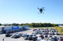 Dostawa zakupów dronem ze sklepu sieci Wolmart kosztuje ok. 17 zł. Amerykanie często korzystają z niej zamawiając hamburgery (fot. materiały prasowe)