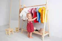 Blisko 50 proc. Polaków kupując ubrania dla dzieci, zwraca uwagę na ekologię (fot. Shutterstock)
