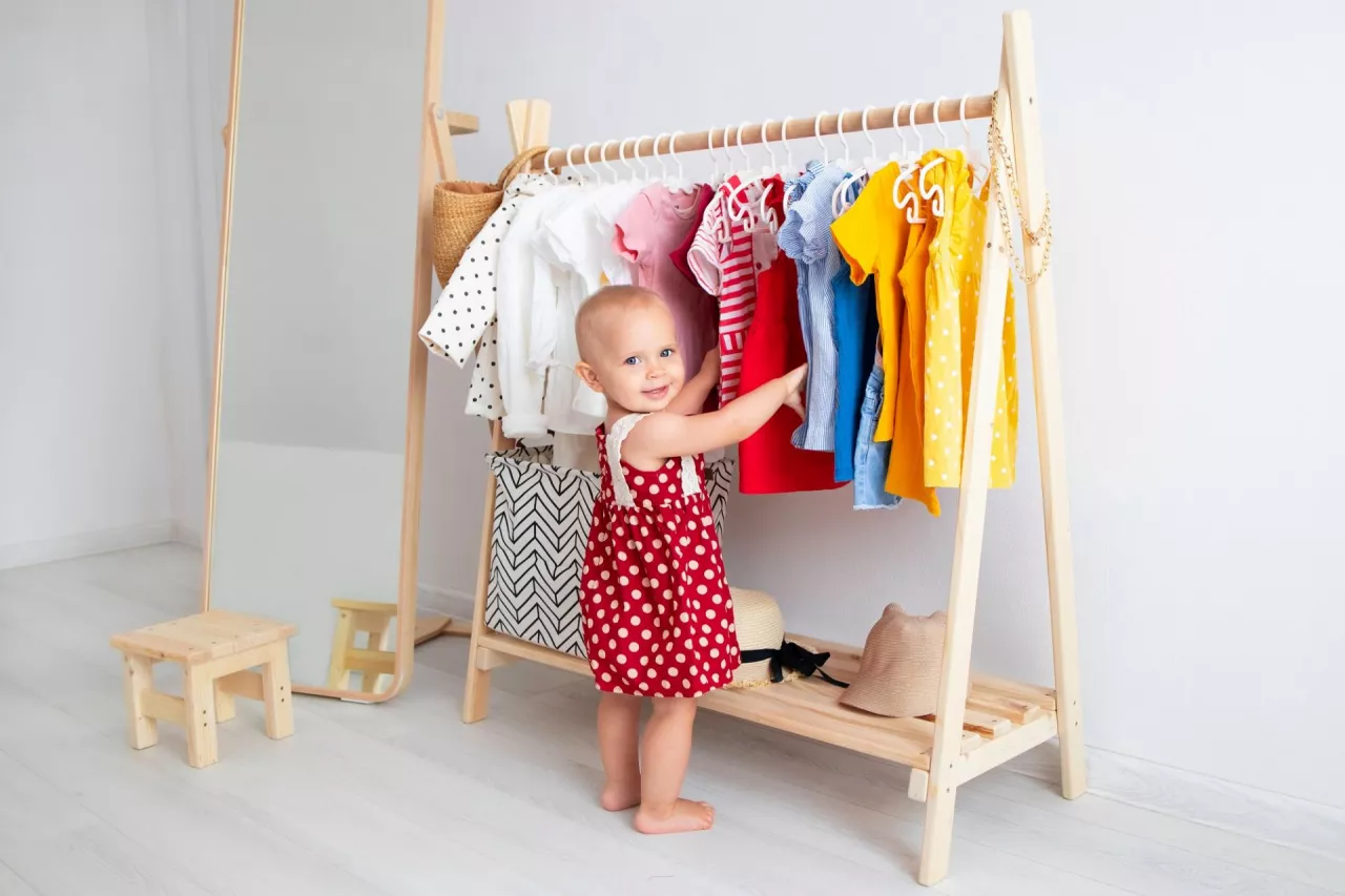 Blisko 50 proc. Polaków kupując ubrania dla dzieci, zwraca uwagę na ekologię (fot. Shutterstock)