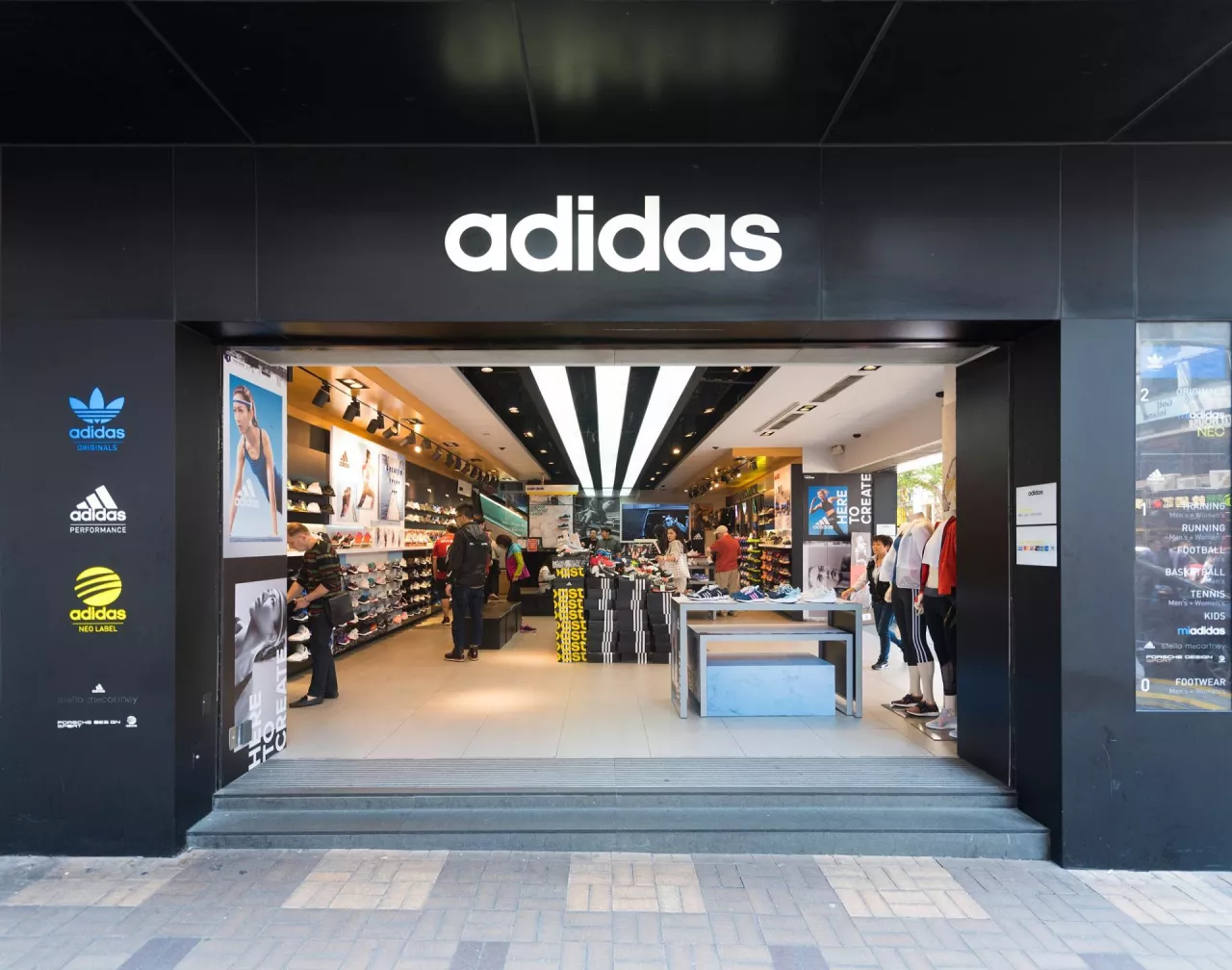 Na zdj. sklep Adidasa w Hong Kongu (fot. withGod / Shutterstock)