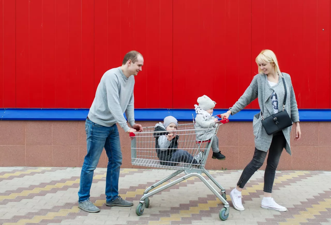 Na zdj. rodzina z dziećmi na zakupach (fot. Shutterstock)