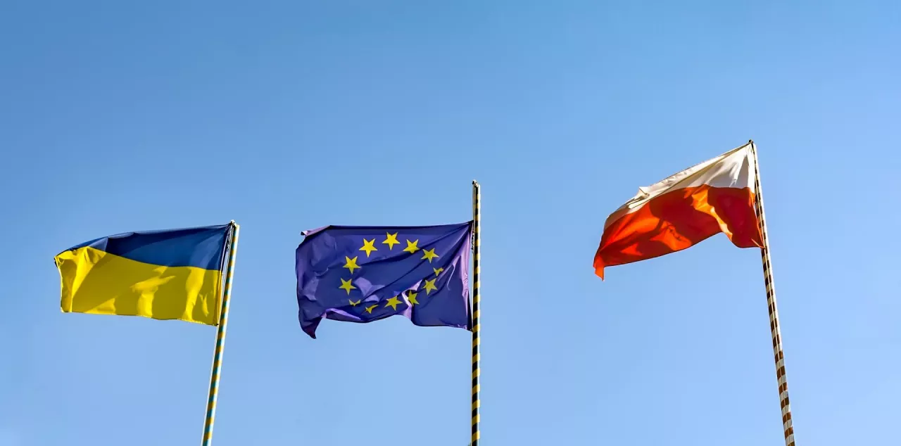 Flagi Ukrainy, UE i Polski (Shutterstock)