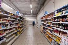 Samotna klientka znika w pustej alejce w sklepie Tesco. Hipermarketowa sieć została przejęta przez Netto, a integracja biznesów już się zakończyła (Fot. KK/wiadomoscihandlowe.pl)