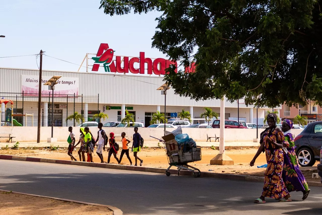 Na zdj. hipermarket Auchan w Senegalu (fot. CatherineLProd / Shutterstock)