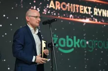 Adam Manikowski, Dyrektor Zarządzający Żabka Polska, odebrał nagrodę dla Grupy Żabka w kategorii Architekt Rynku (fot. wiadomoscihandlowe.pl)