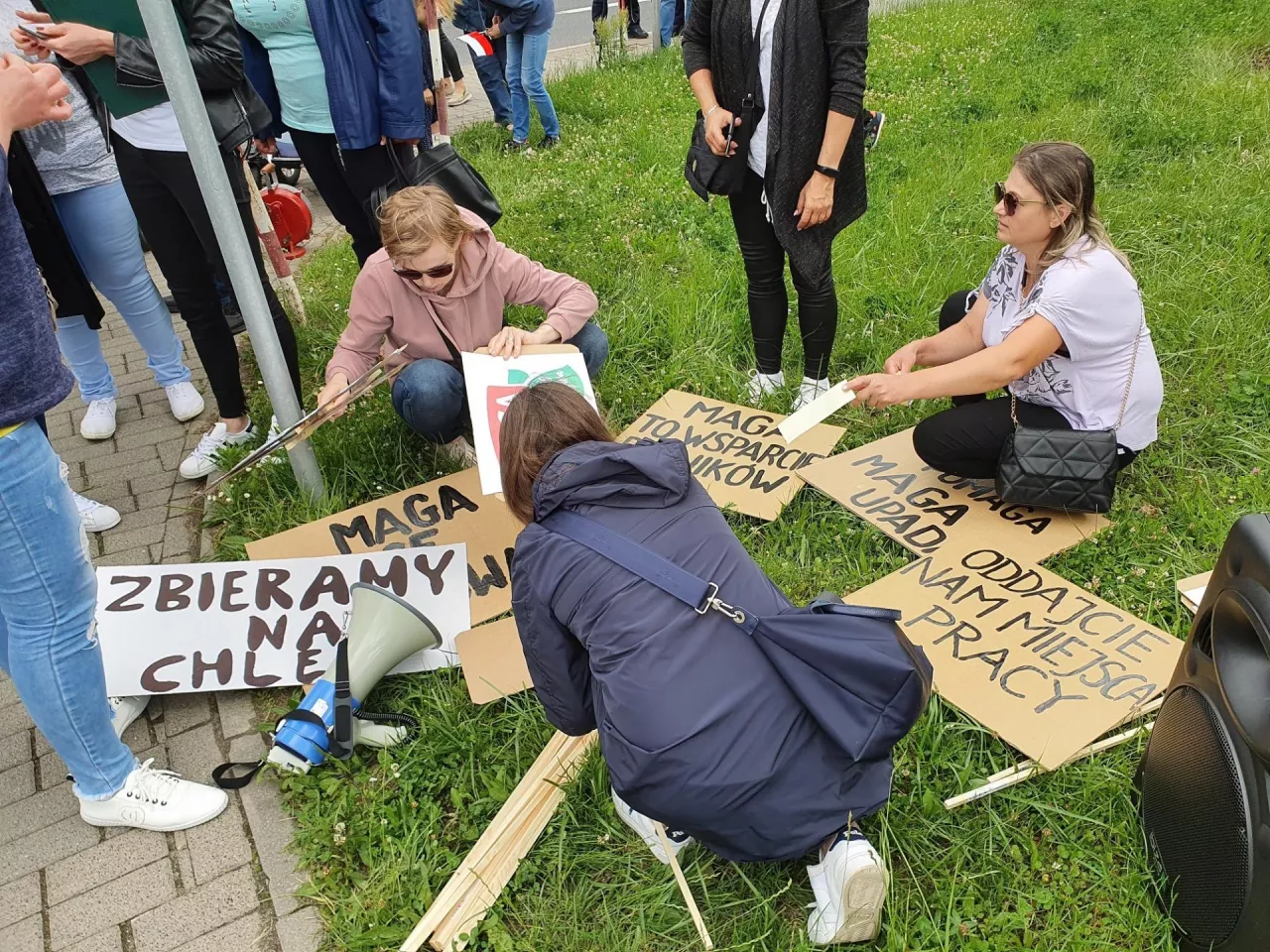 Protest pracowników Maga Foods przed budynkiem MSWiA w Warszawie, 14 czerwca 2022 r. (fot. wiadomoscihandlowe.pl)