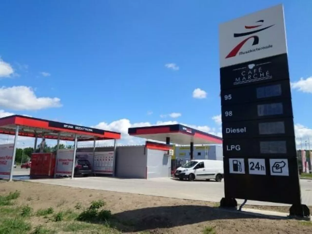 Stacja paliw Intermarché w Dębnie jest pierwszym obiektem sieci z nową wizualizacją zewnętrzną (fot. materiały prasowe)