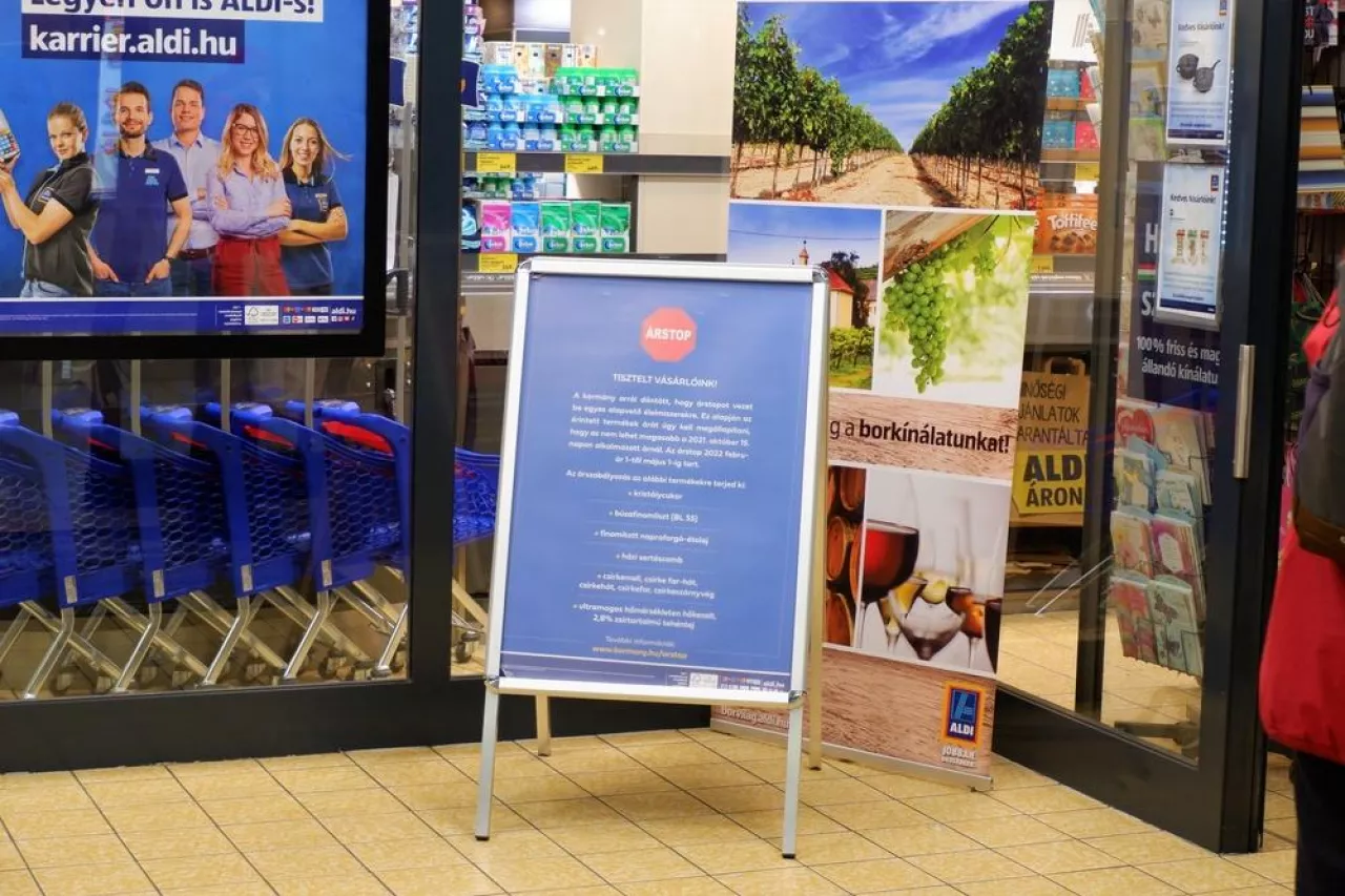 Na Węgrzech sklepy spożywcze są zobowiązane do umieszczenia rządowego plakatu o oficjalnej cenie siedmiu podstawowych produktów spożywczych (Shutterstock)