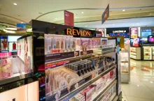 Stoisko z kosmetykami marki Revlon (Shutterstock)