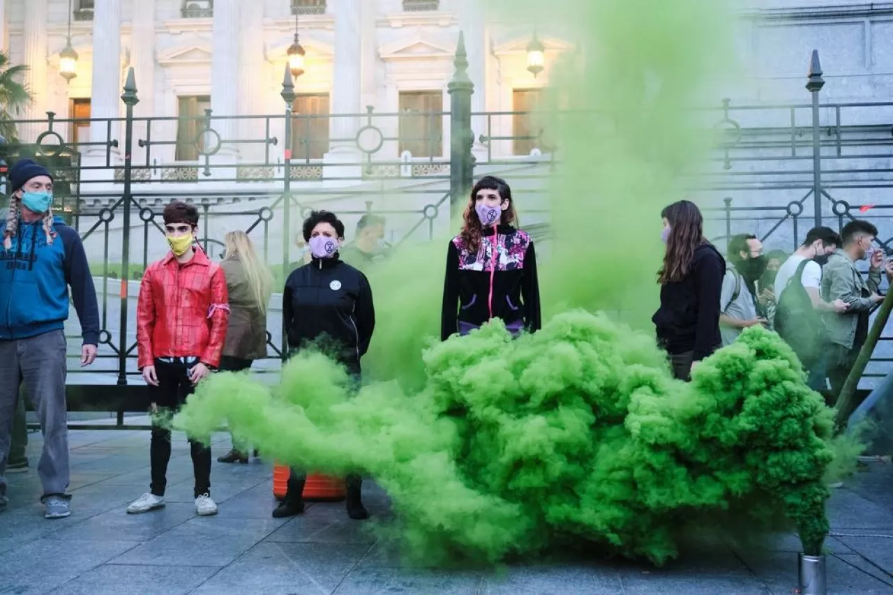 Buenos Aires, wrzesień 2021: Global Climate Strike, grupa aktywistów podczas protestu przeciwko greenwashingowi (Shutterstock)