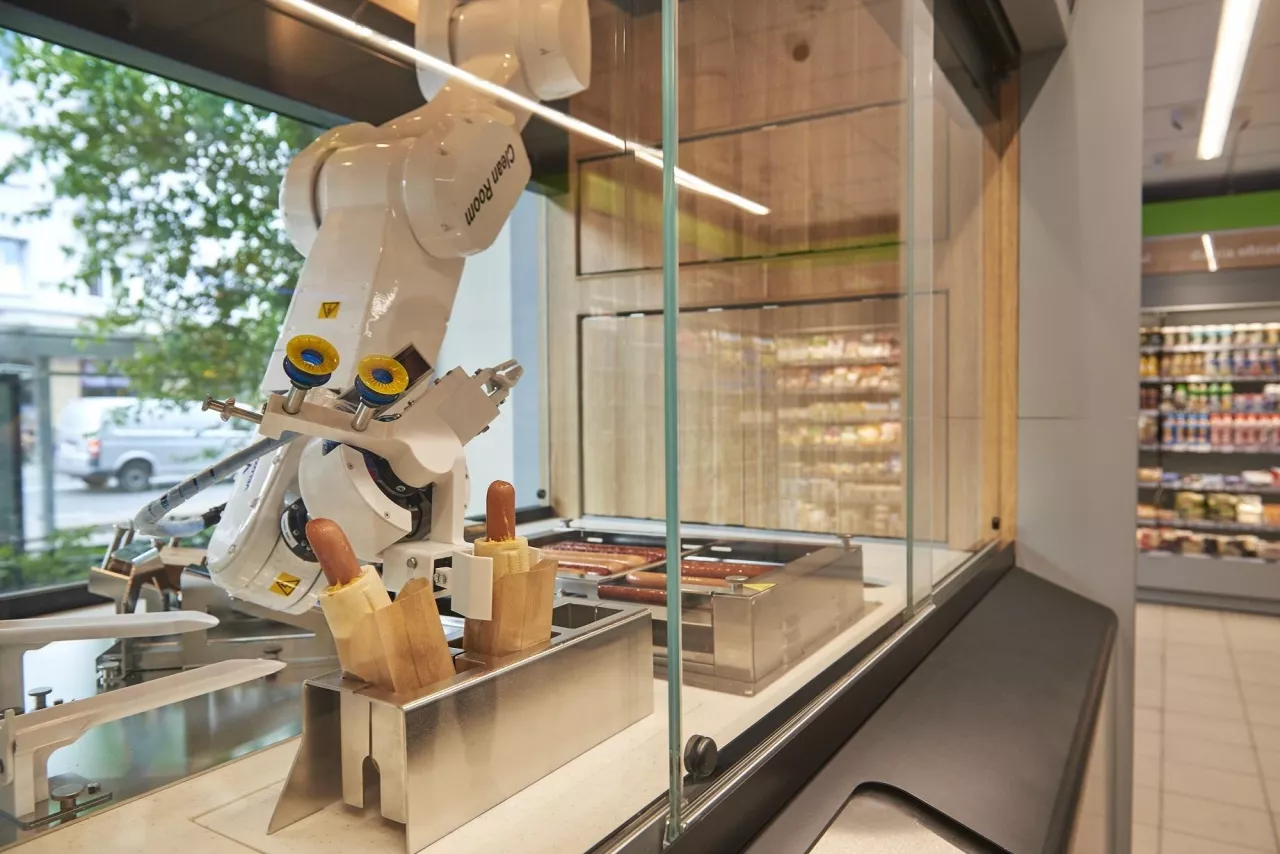 Robot Robbie robiący hot dogi w sklepie Żabka Nano (fot. mat. prasowe)