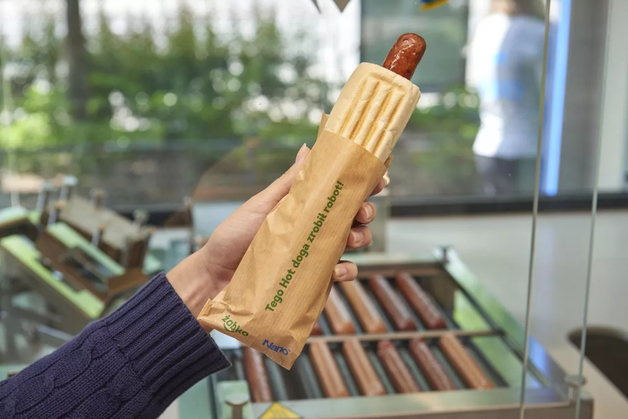 Robot Robbie robiący hot dogi w sklepie Żabka Nano (fot. mat. prasowe)