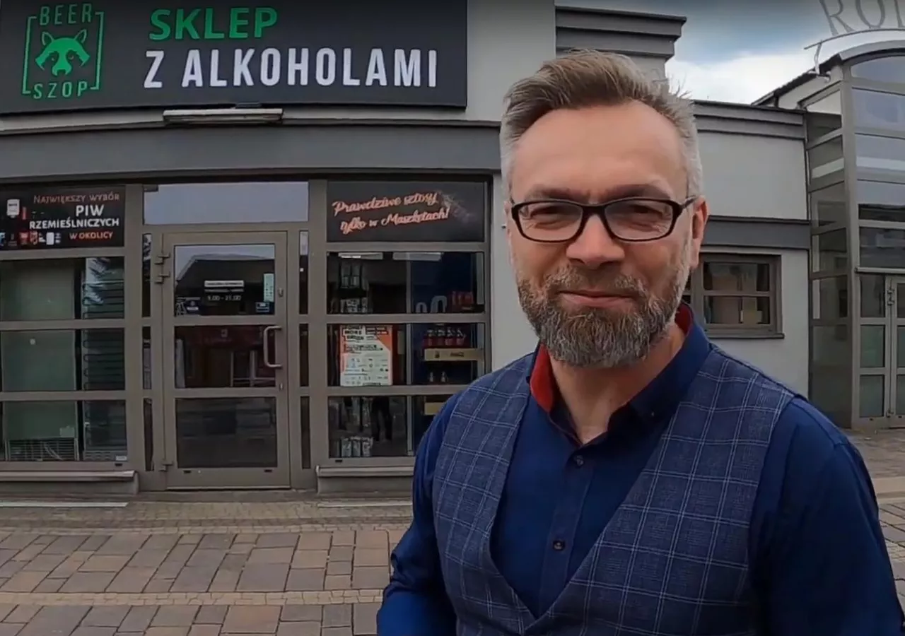 Grzegorz Sypniewski, prezes zarządu Beer Szop, na tle sklepu w Rybniku (Źródło: mat reklamowe Beer Szop)