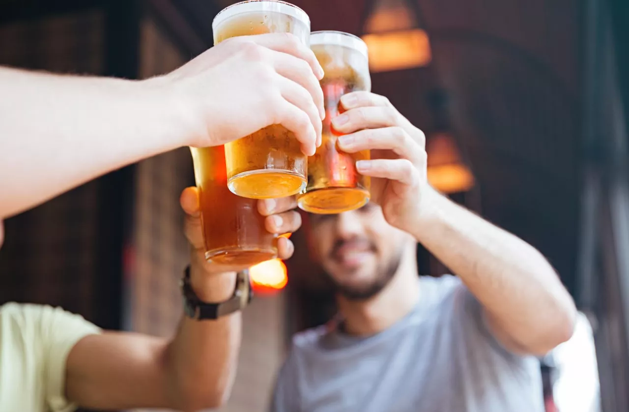 Sprzedaż piwa w handlu tradycyjnym spada (fot. Shutterstock)