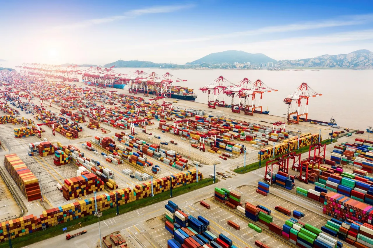 Na zdj. port w chińskim Szanghaju (fot. Shutterstock)