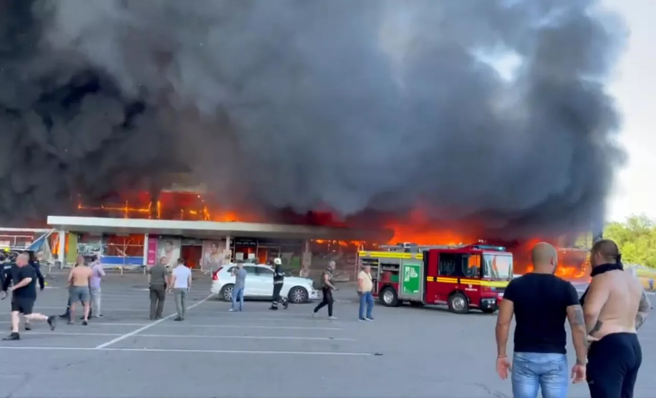Płonące centrum handlowe w Kremenczuku (Źródło: Twitter / screen)