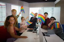 Działania inkluzywne podejmowane przez pracodawców przyczyniają się do powstania silnego poczucia przynależności osób LGBT+ do całej społeczności firmy (fot. Shutterstock)