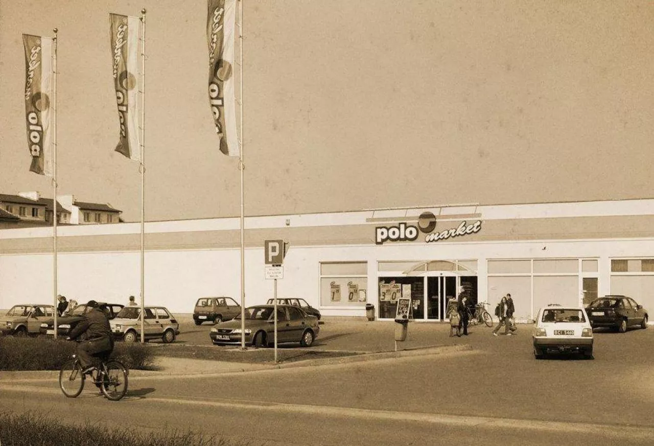 Sklep Polomarket z lat 90-tych XX w. (Polomarket)